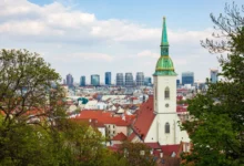 fotka Bratislavy s kostelem a mrakodrapy v pozadí