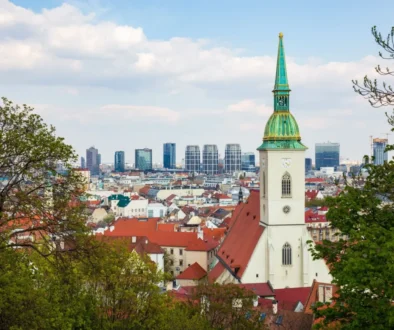 fotka Bratislavy s kostelem a mrakodrapy v pozadí