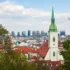 fotka Bratislavy s kostelem a mrakodrapy v pozadí