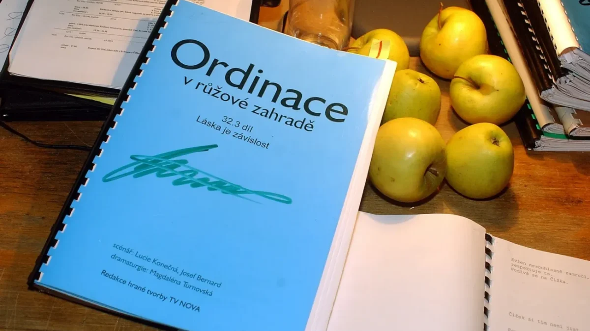 scénář Ordinace v růžové zahradě na stole