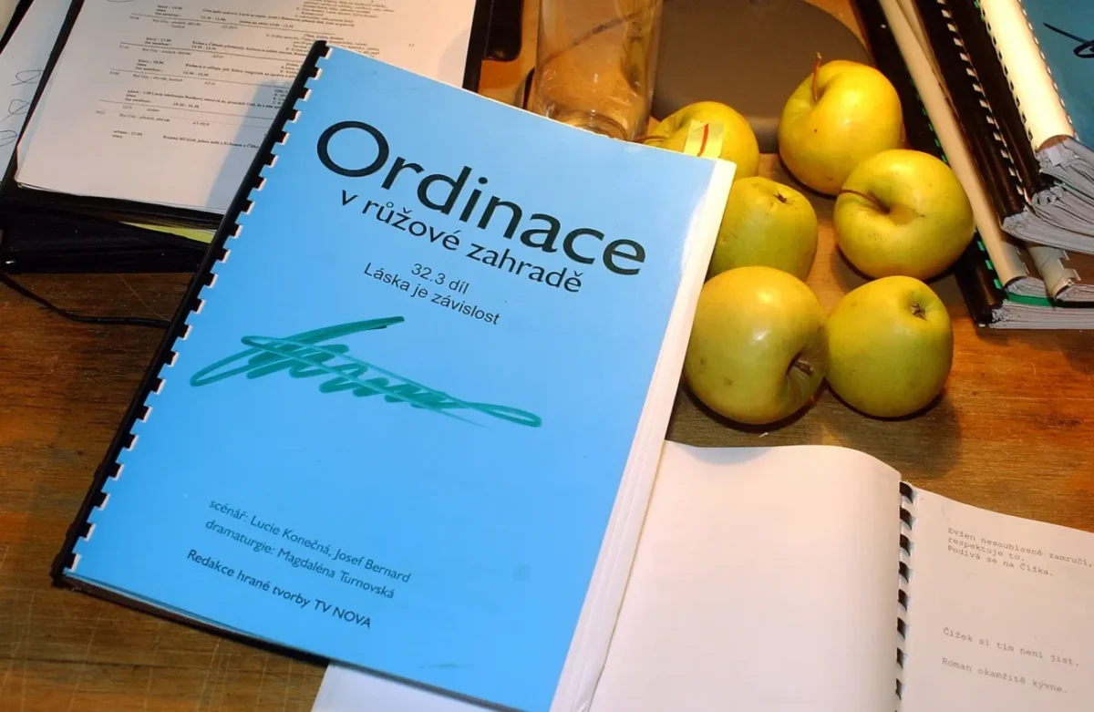 scénář Ordinace v růžové zahradě na stole