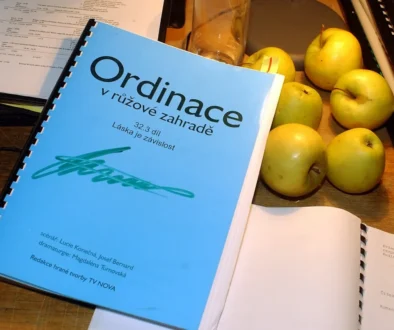 scénář Ordinace v růžové zahradě na stole