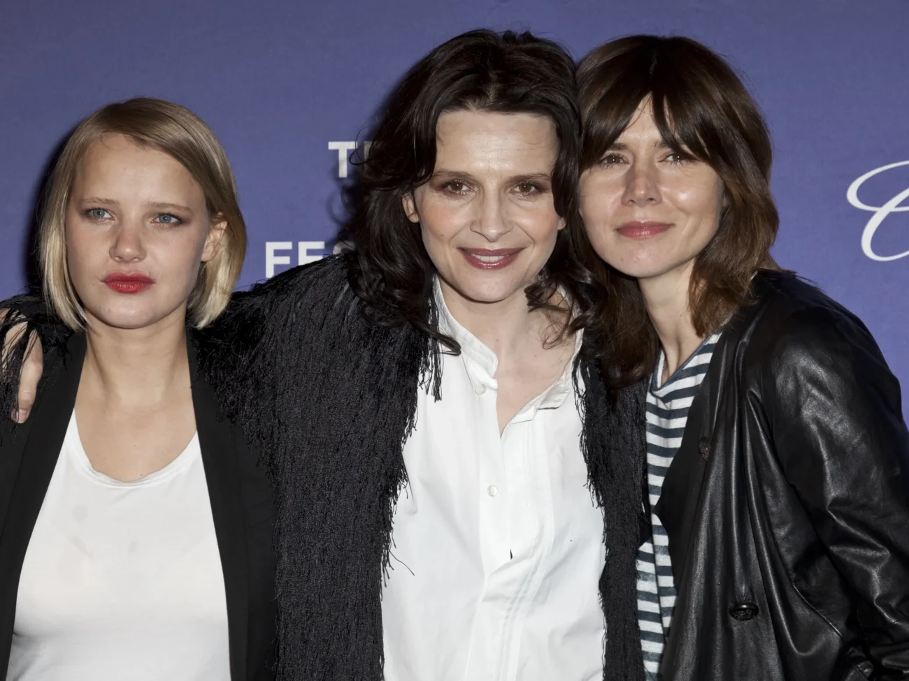 Joanna Kulig pózující na fotku s dalšími dvěma ženami. 