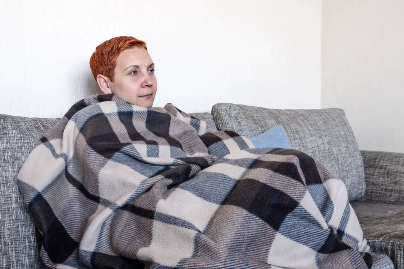 Žena na gauči.
