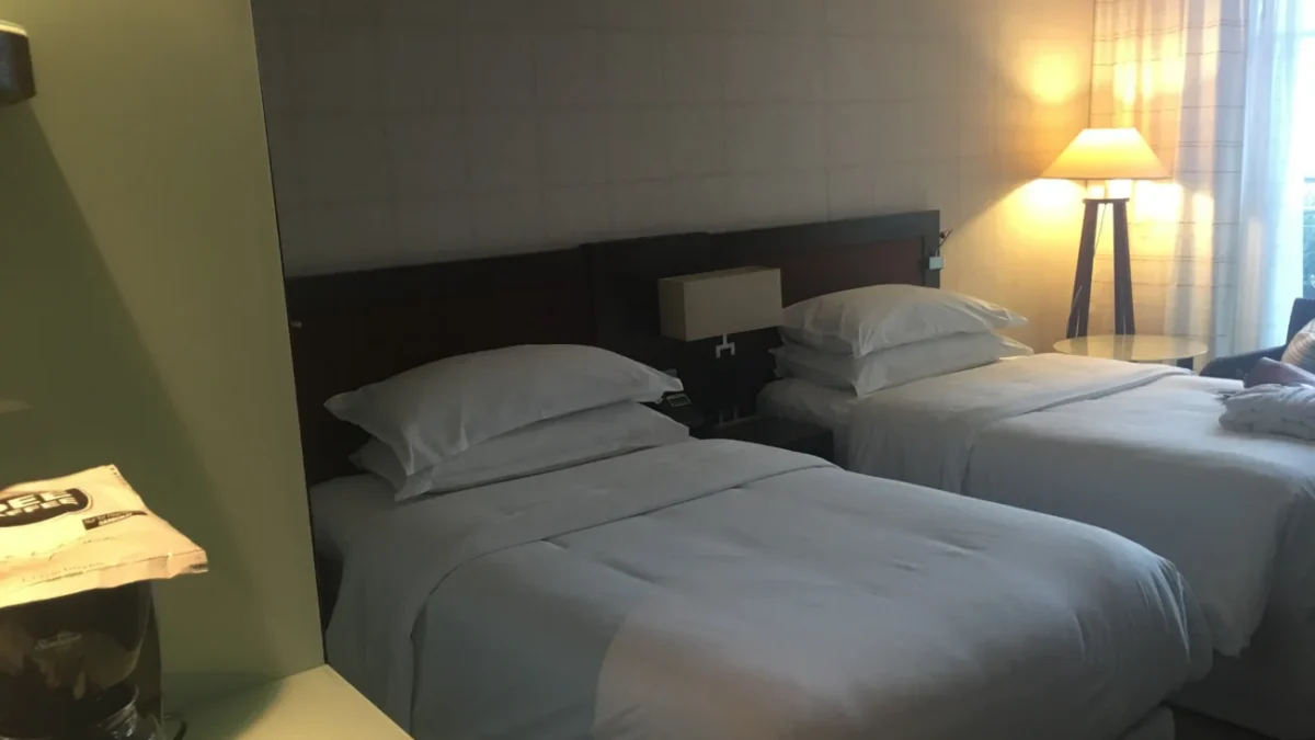 postel a hotelový pokoj
