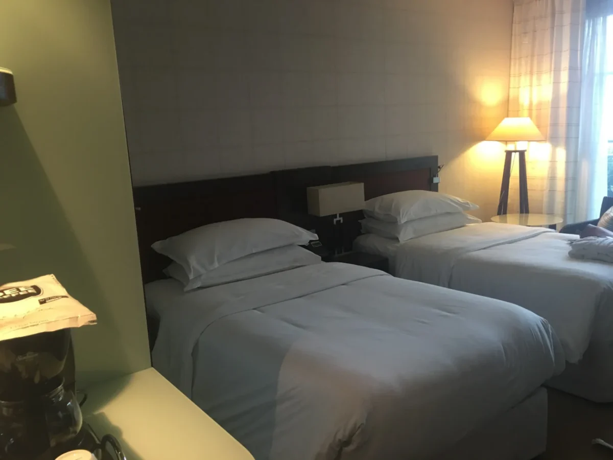 postel a hotelový pokoj