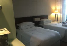 postel a hotelový pokoj