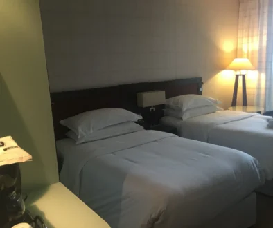 postel a hotelový pokoj