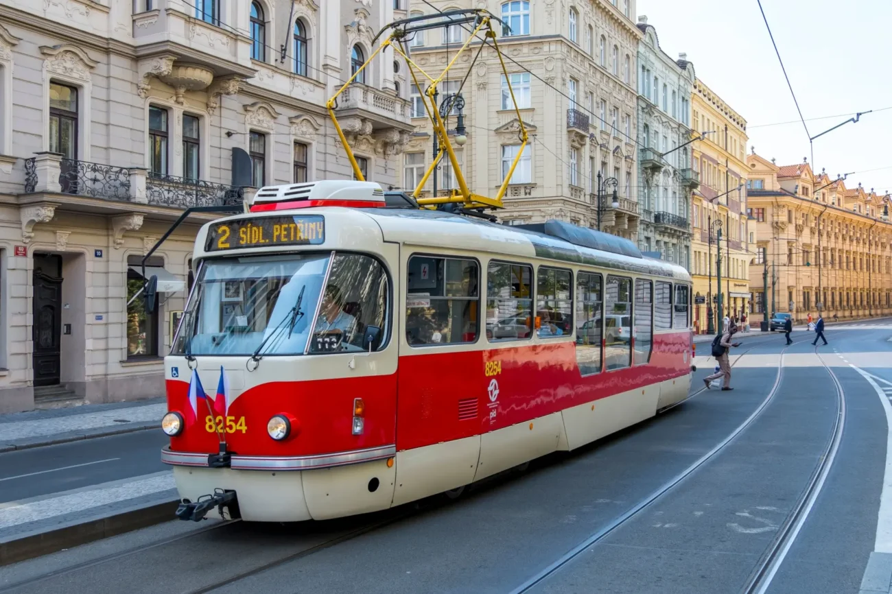 Shutterstock_2656738497 | TVGURU.cz tramvaj v Praze