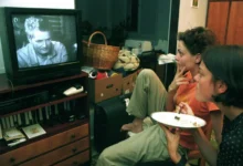 ženy se dívají na televizi ve které jde 30 případů majora Zemana