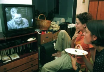 ženy se dívají na televizi ve které jde 30 případů majora Zemana