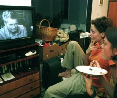 ženy se dívají na televizi ve které jde 30 případů majora Zemana