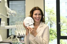 Adéla Gondíková v září 2025 na otevření nové kliniky v Praze
