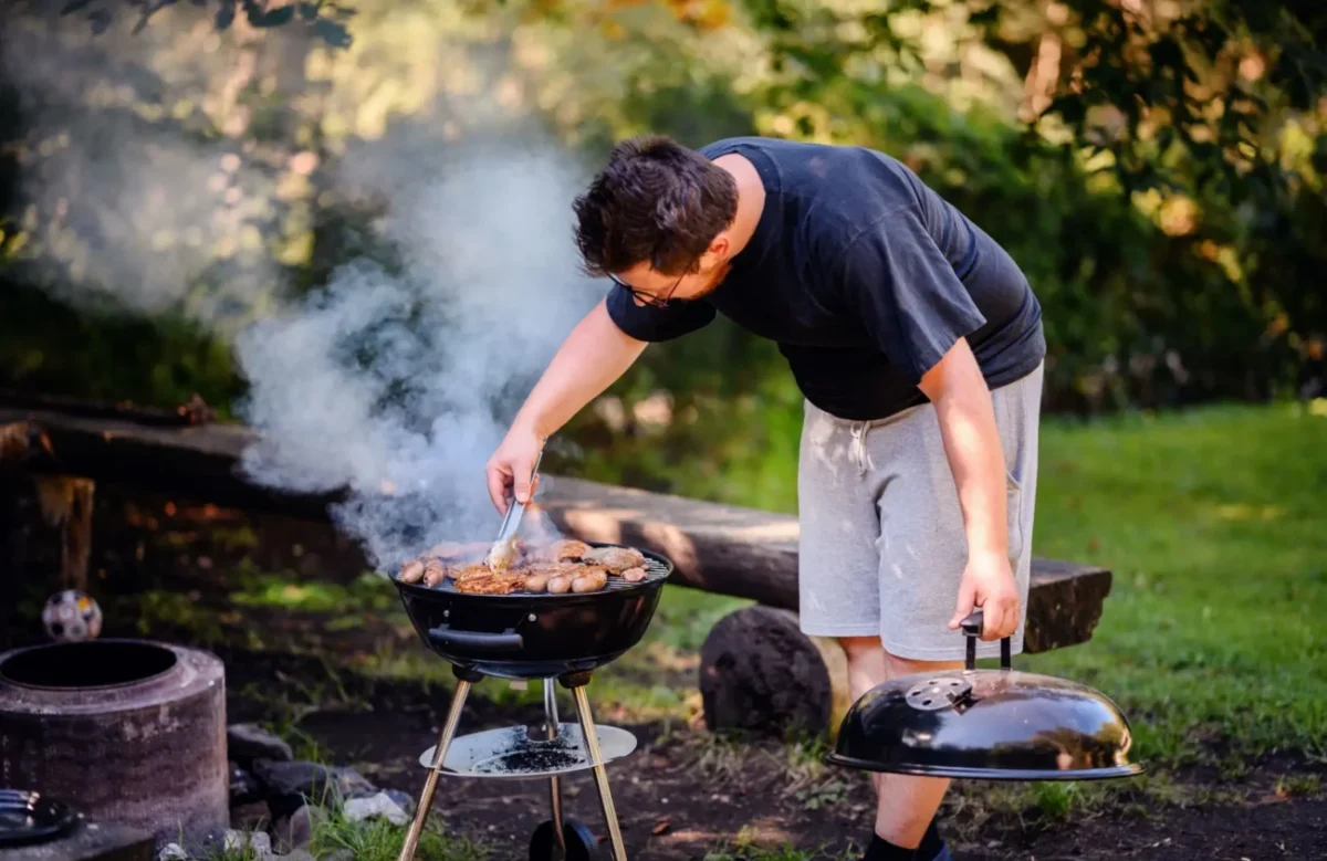 muž griluje
