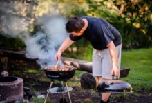 muž griluje