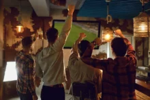 lidé sledující televizi