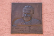Pamětní kovová deska herce Vladimíra Menšíka, jedné z největších hvězd československé televizní zábavy a legendy silvestrovských programů, na jeho rodném domě v Ivančicích (Jihomoravský kraj),