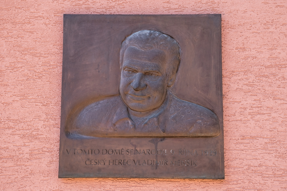 Pamětní kovová deska herce Vladimíra Menšíka, jedné z největších hvězd československé televizní zábavy a legendy silvestrovských programů, na jeho rodném domě v Ivančicích (Jihomoravský kraj),