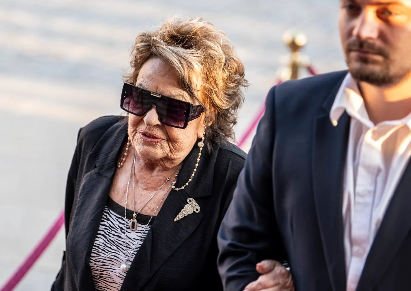 Jiřina Bohdalová v doprovodu vnuka
