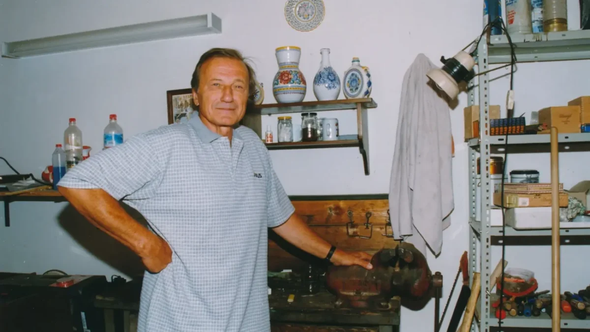 Radoslav Brzobohatý v modré košili se usmívá na fotografii