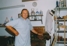 Radoslav Brzobohatý v modré košili se usmívá na fotografii