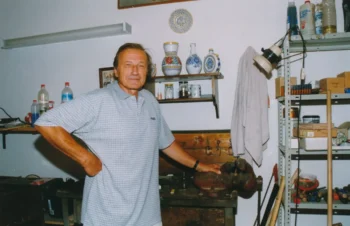 Radoslav Brzobohatý v modré košili se usmívá na fotografii