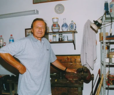 Radoslav Brzobohatý v modré košili se usmívá na fotografii