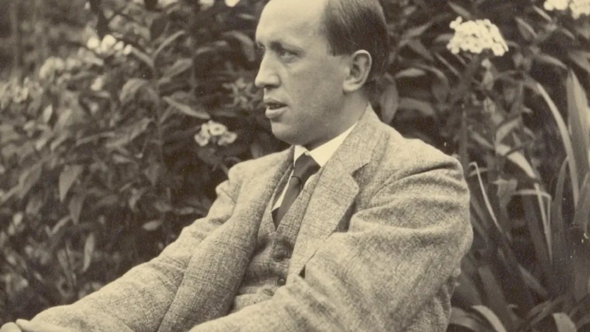 Sedící Karel Čapek