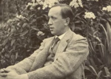 Sedící Karel Čapek