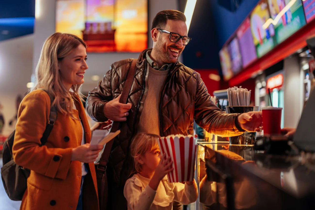 shutterstock_2261907947 1 | TVGURU.cz Rodina v kině s popcornem.