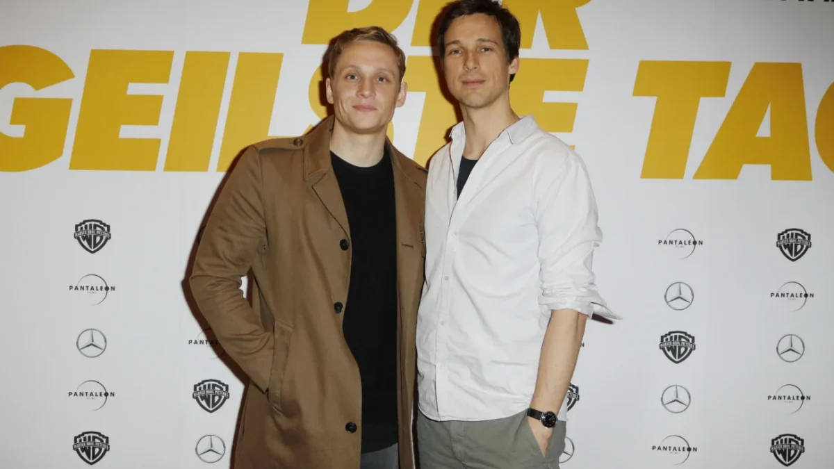 herci z filmu Cihla na premiéře
