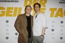 herci z filmu Cihla na premiéře