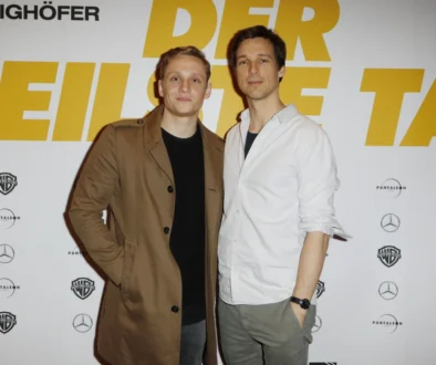herci z filmu Cihla na premiéře