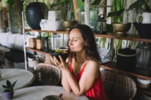 žena si vychutnává jídlo