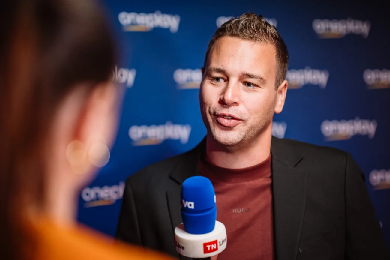 Dominik Mony, syn zavražděné spisovatelky, podává rozhovor. 