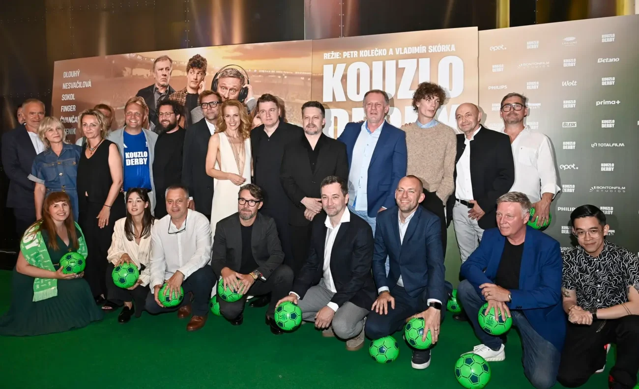 Sestava herců na filmové premiéře Kouzla derby