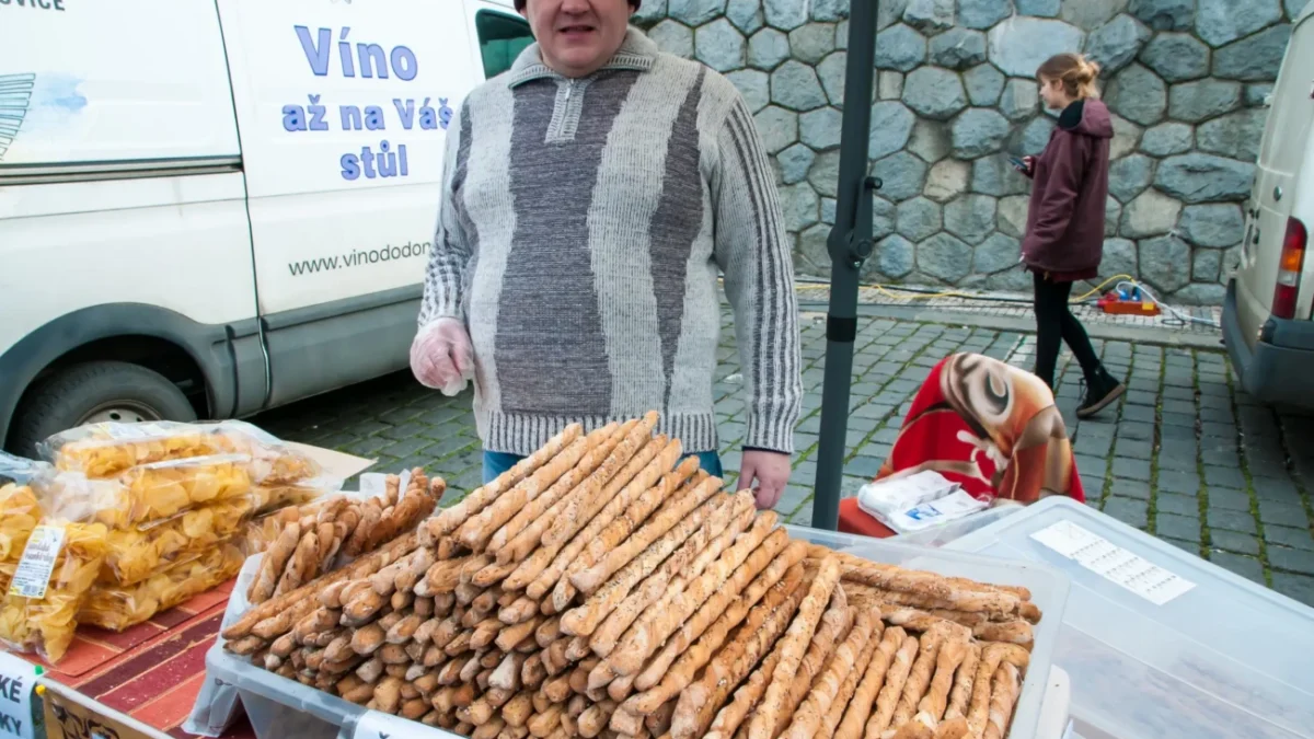 Muž prodává na farmářských trzích.