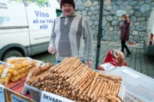Muž prodává na farmářských trzích.