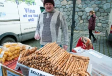 Muž prodává na farmářských trzích.