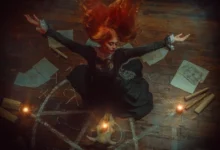 Žena sedí na zemi a věnuje se magii.