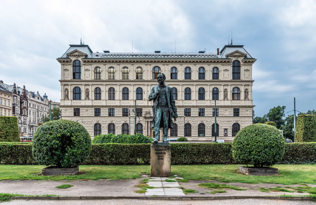 Socha stojící před Karlovou univerzitou.