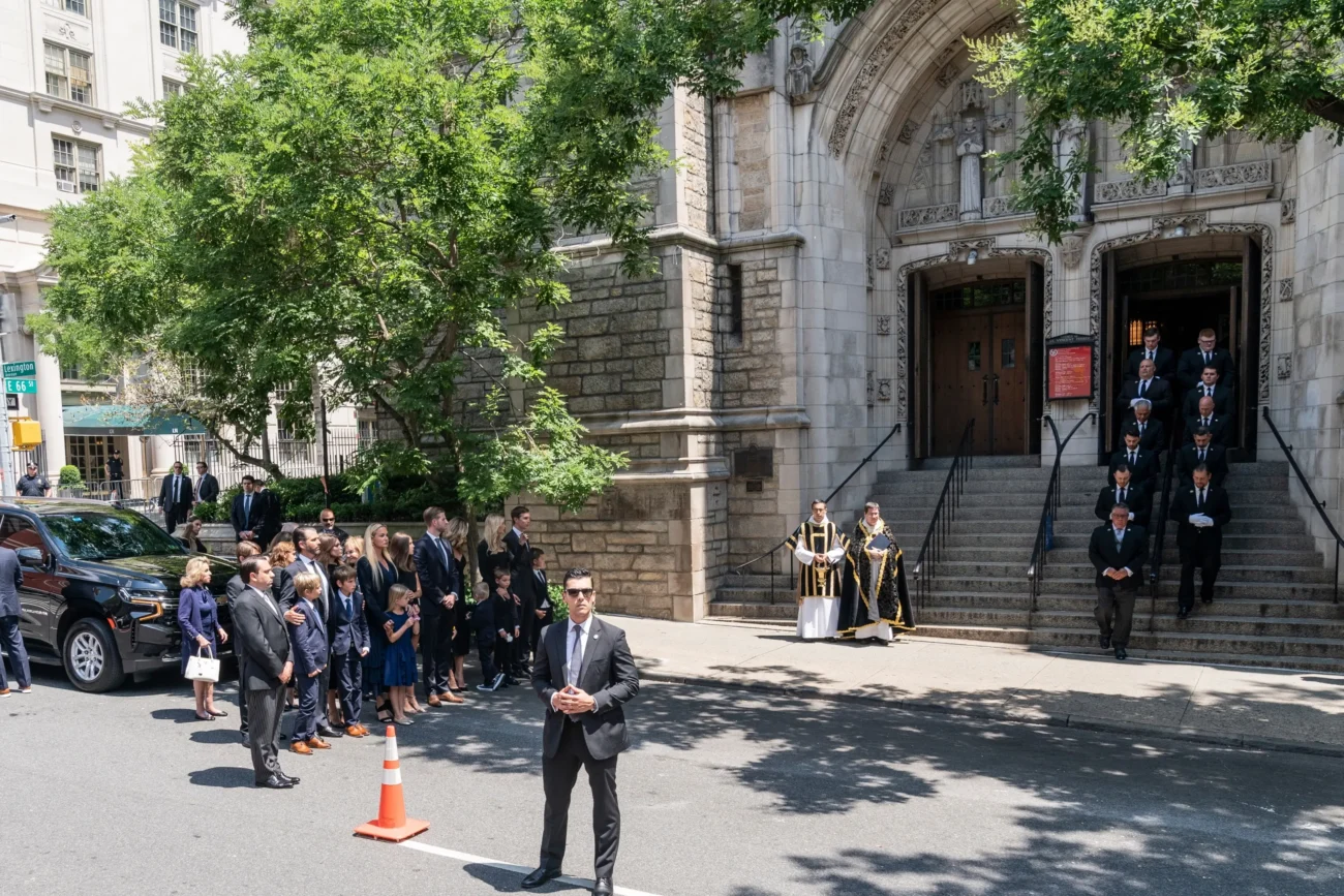 Lidé stojící u kostela v New Yorku
