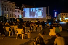 Slováci sedí na náměstí a užívají si letního kina.