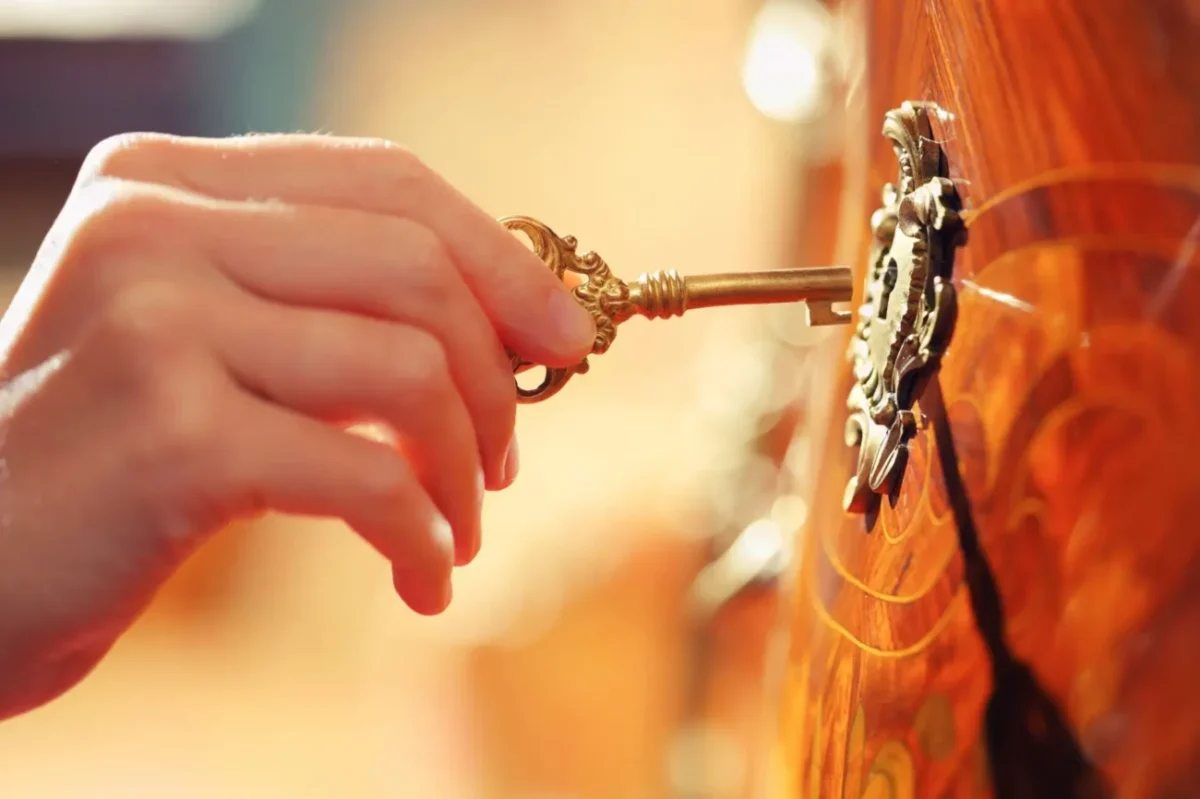 ruka odemyká klíčem retro komodu