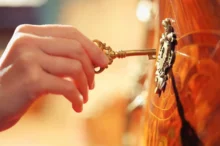 ruka odemyká klíčem retro komodu