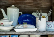 retro nádobí na polici