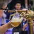 muž čepuje pivo
