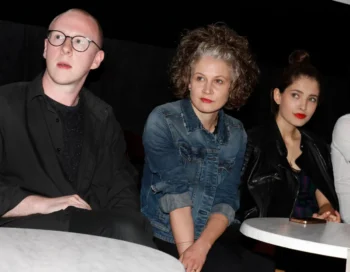 Tereza Hofová, Sára Sandeva, Štěpán Kozub v divadle