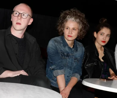 Tereza Hofová, Sára Sandeva, Štěpán Kozub v divadle