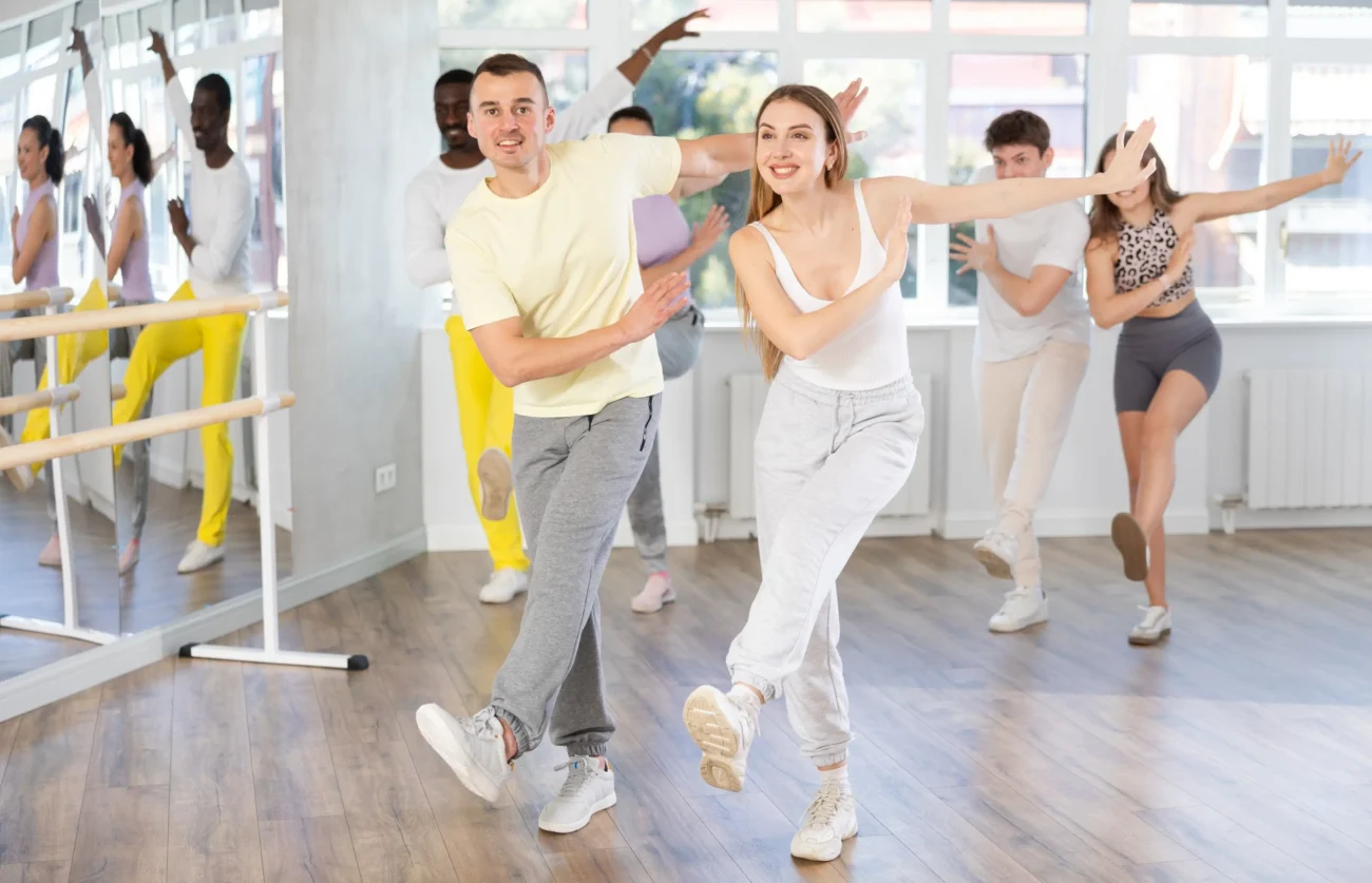 Slavné hvězdy i jejich tanečníci poctivě trénují na svá vystoupení. Zdroj. Shutterstock | TVGURU.cz Tanečníci na tréninku.